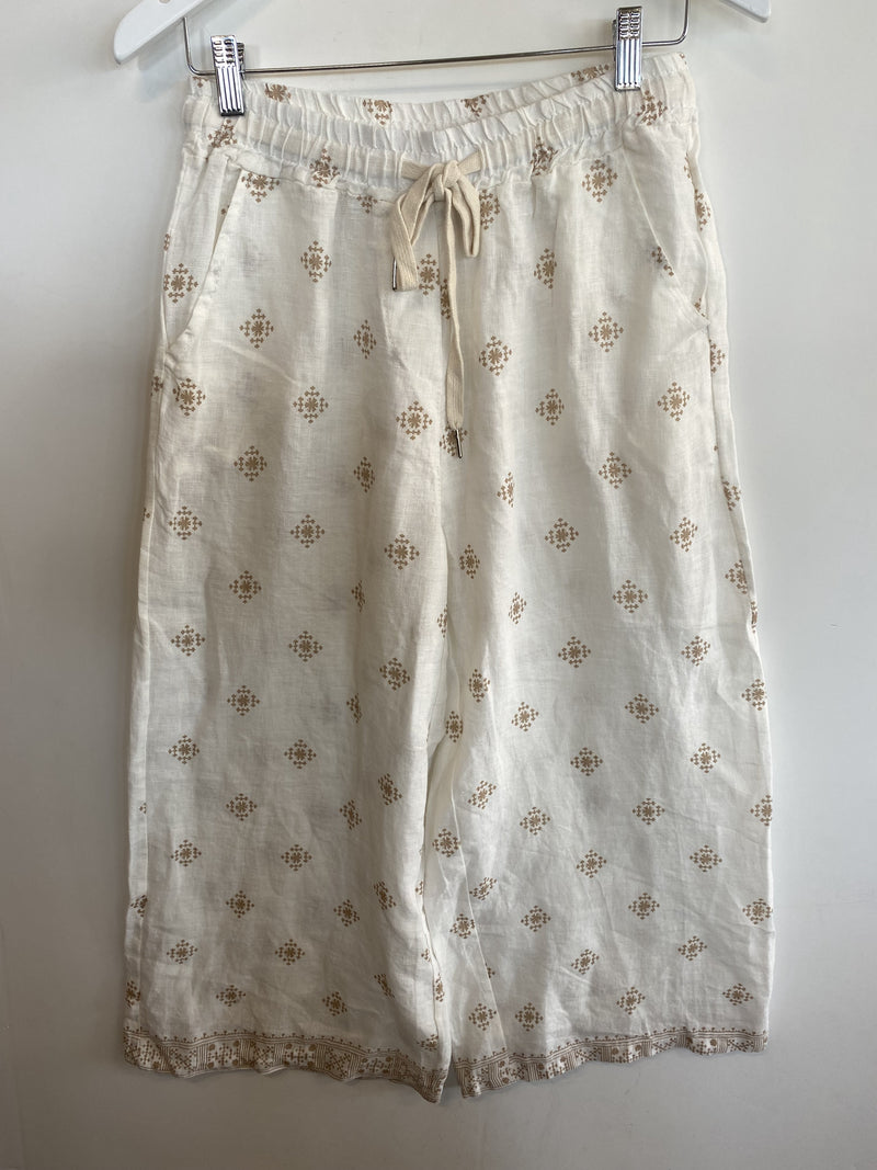 Linen Pants with small  Motif, elastic waist and wide leg.